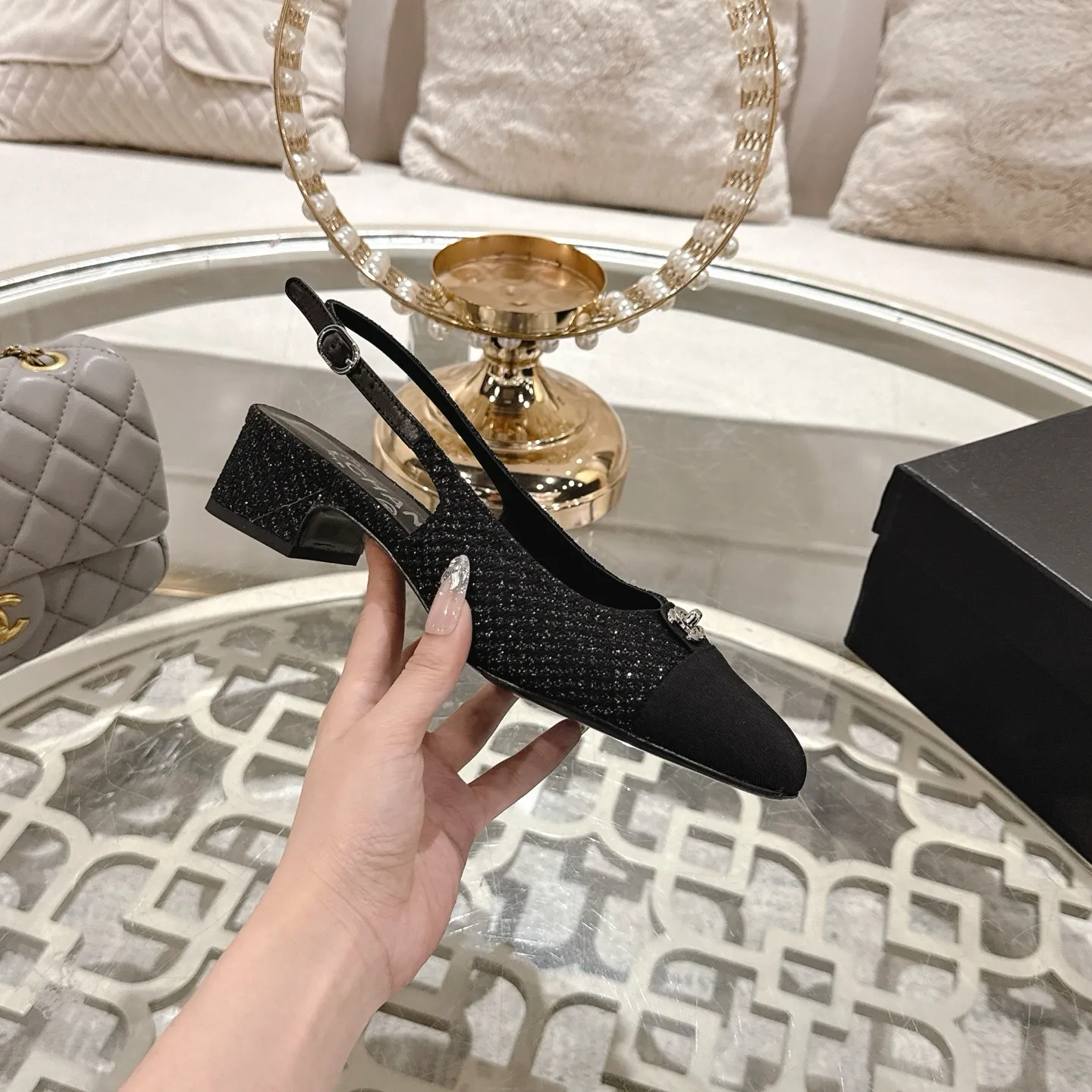 👟👟Ex-factory price 460👟👟 Chanel 𝟐𝟎𝟐𝟓SS new spring and summer double C button Mary Jane🆕 Xiaoxiang𝐂’s beautiful Mary Jane sandals are so sweet that they are so beautiful that they are so beautiful Round square toe design Cute and cute ~ metal/button logo Super online appearance When you wear it, you will feel like a wealthy daughter I thought it looked good only when I put it on my feet, I realized how easy it is to wear ~ Upper: Customized lambskin Lining: Sheepskin Outsole: Genuine leather outsole imported from Italy Code number: 35-42 (customized on 40.41.24, non-refundable) Packaging: The latest gift box packaging at the counter